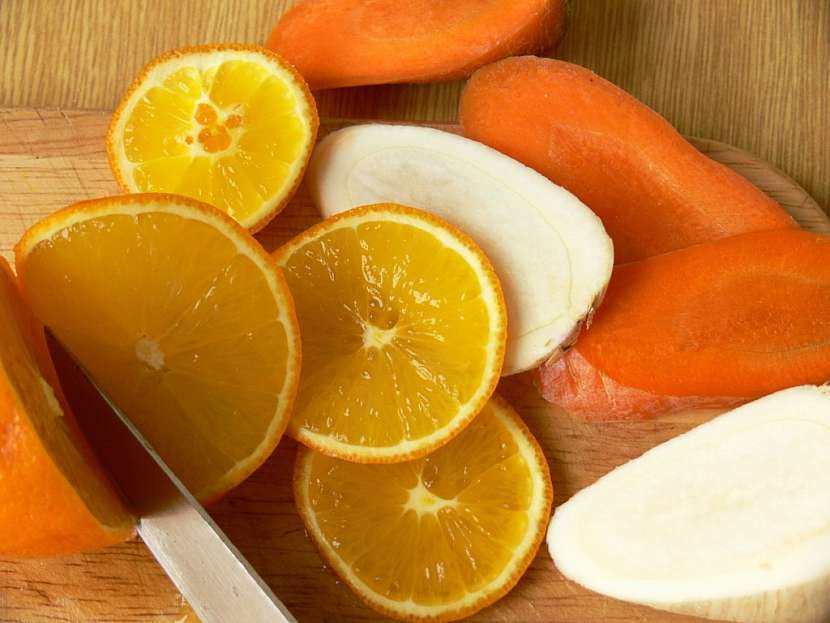 Zdobení svíčky kořením, citrusy a zeleninou