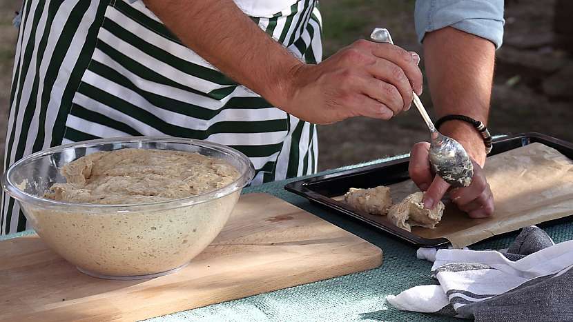 Recept na domácí dalamánky: lžící z těsta vykrajujeme bochánky