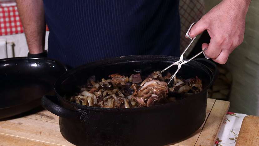 Recept na krušnohorské kuře: maso v pekáči obrátíme a dopečeme