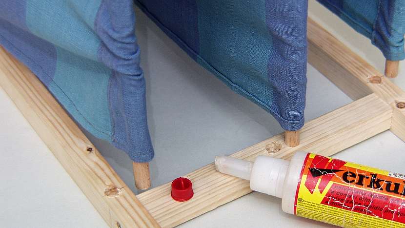 DIY stojan na noviny: slepíme kulatinky napevno k bokům stojánku