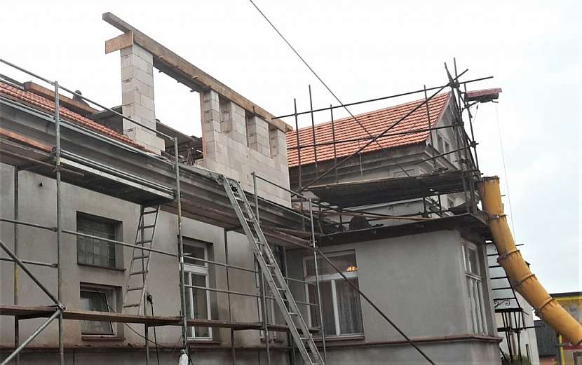 Do lázní Bělohrad za rašelinou i komfortnějším prostředím