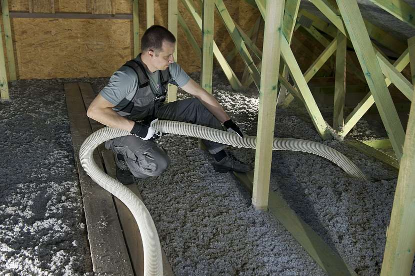 aplikace foukané izolace