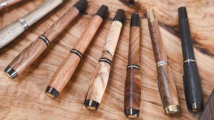 Vyrobená dřevěná pera jsou perfektní nápad na vkusný dárek