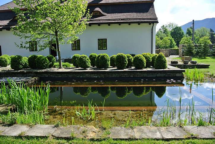 Čestné uznání v této kategorii si zasloužila firma Ivánek-Zeman za mimořádně zdařilé architektonické ztvárnění koupacího jezírka respektujícího genia loci beskydské Čeladné.