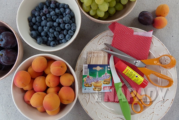 Ovocné loďky na letní prostřený stůl: V hlavní roli švestky, meruňky, hroznové víno i borůvky 2