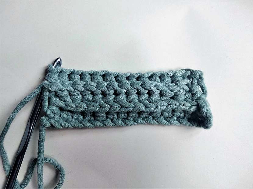 Zadní reliéfní polodlouhé sloupky, dvě řady
