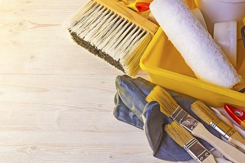 Při malování stěn je lepší připravit více druhů štětců