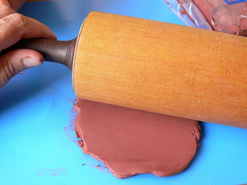 Plasticky zdobený květináč modelovací hlínou