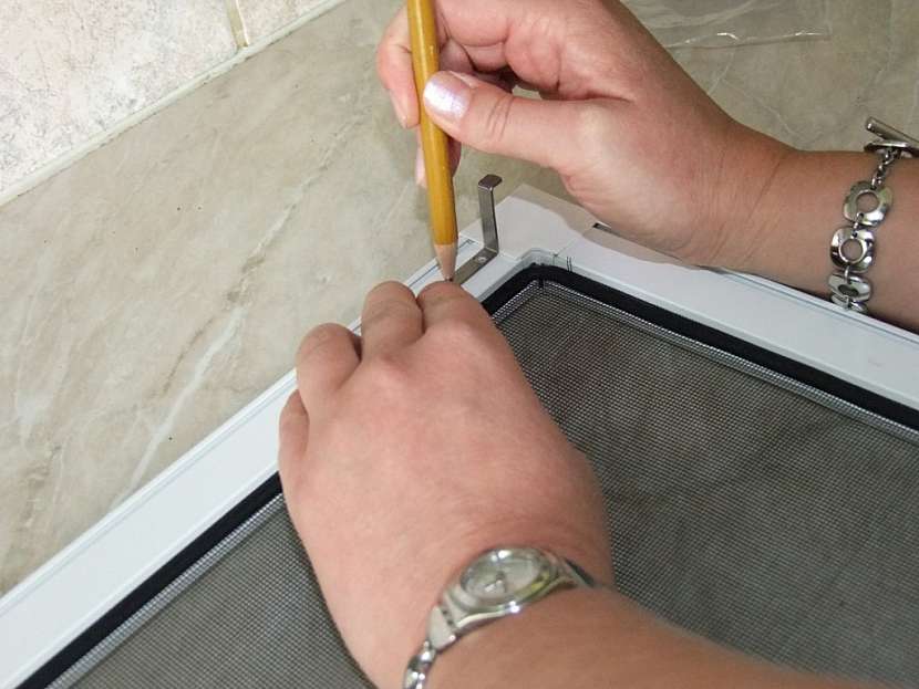 Instalaci sítí v hliníkovém rámu tesa zvládne každý
