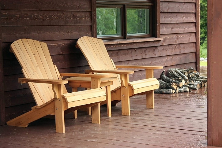 Nenechejte dřevěný zahradní nábytek zešednout