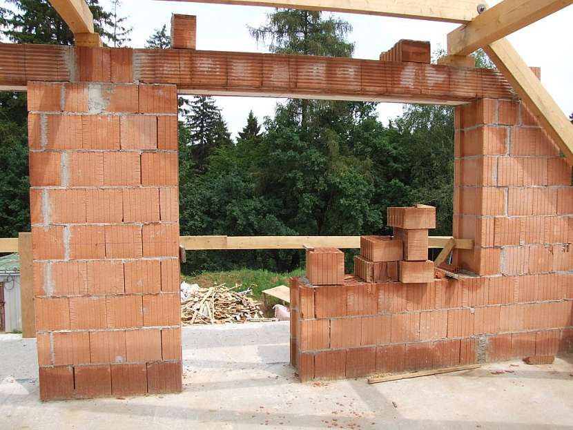Bude se stavět z cihel...