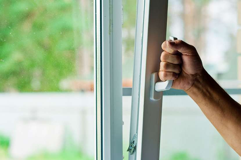 Okna musí dostatečně těsnit, a proto musíme zajistit ventilaci vzduchu