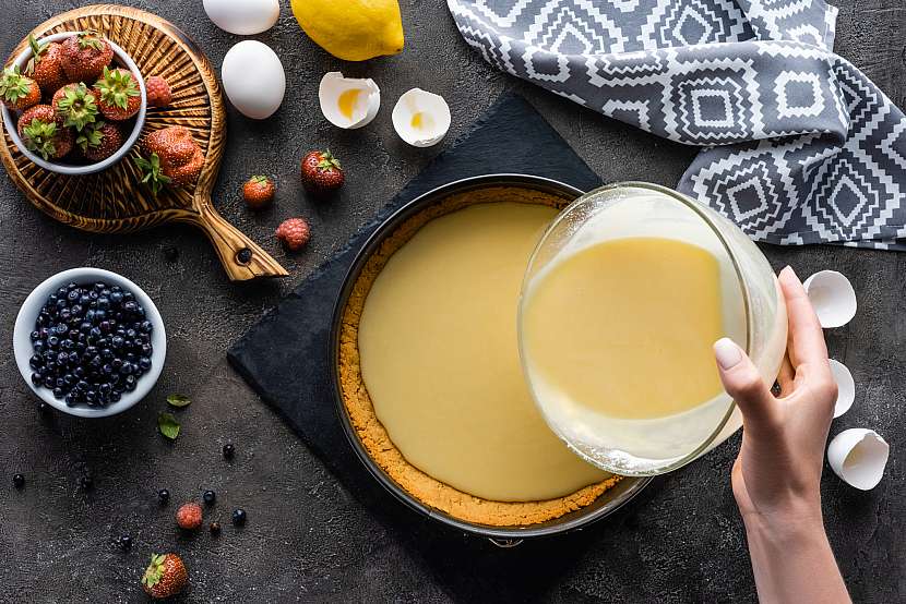 Forma s těstem a citronovým krémem