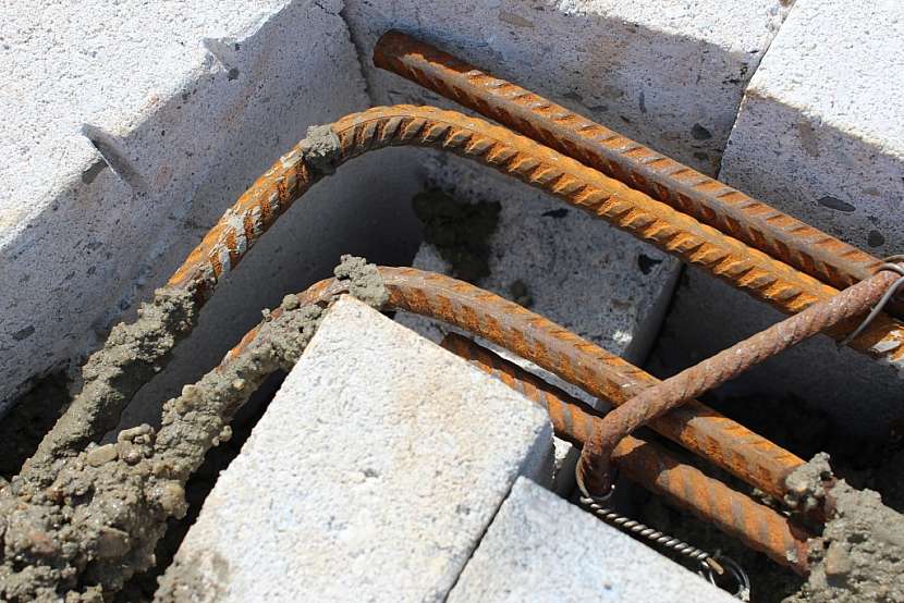 Jak tedy postupovat při stavbě garáže z betonových tvarovek?