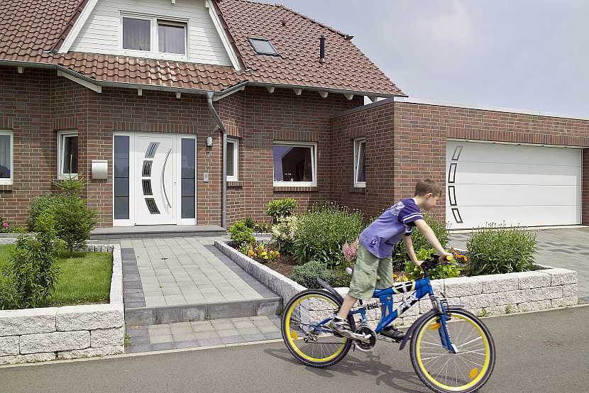 Zajistěte si snadný vjezd na pozemek pomocí garážových vrat a brány (Zdroj: Hörmann)