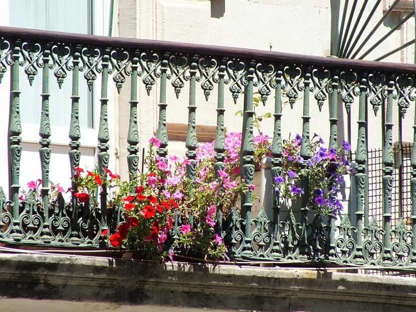 Balkony plné květin