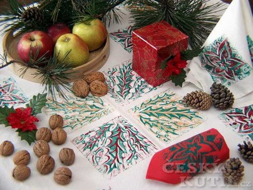 Vánoční ubrus technikou barevného soutisku z lina (Zdroj: PePa)