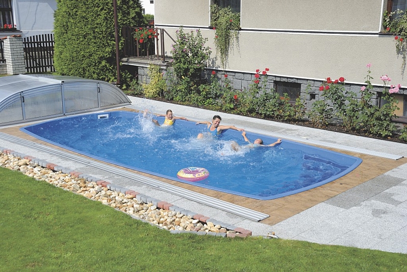 Sklolaminátové bazény vynikají pevností a snadností instalace. Je ovšem potřeba počítat s větším přístupovým prostorem. Na zahradu se totiž přivážejí jako monolitní těleso. Foto: Calypso