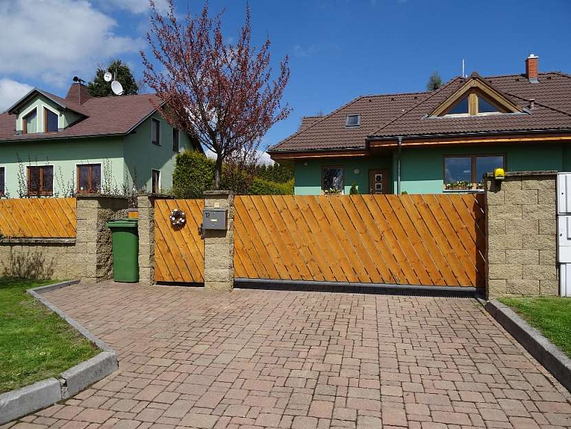 Jaký plot si vyberete k svému domu?