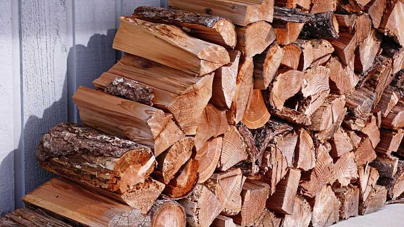 Palivové dřevo musí být dobře proschlé, jinak nebude hořet