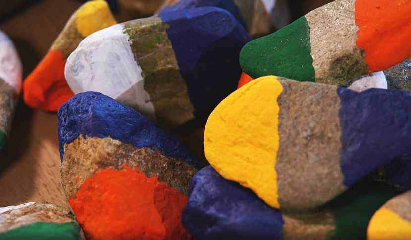Vyrobte si barevné domino z plochých kamínků (Zdroj: Prima DOMA)
