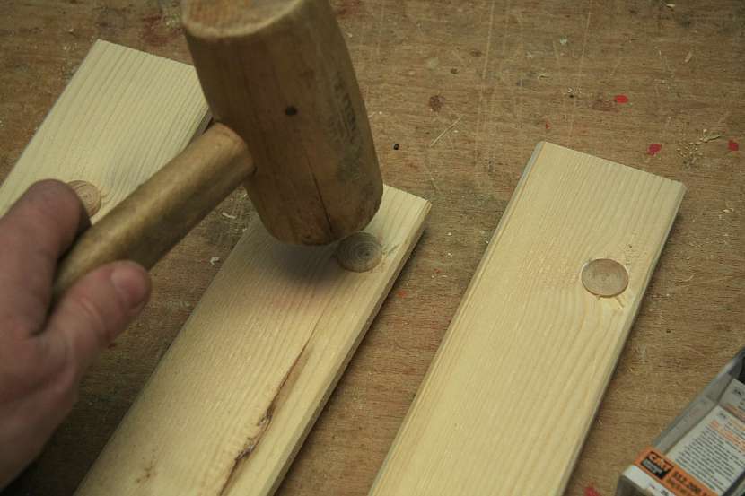 Zátku zarazte dřevěnou paličkou. Umělý suk musí vyčnívat nad povrch desky, aby šel později hezky zabrousit