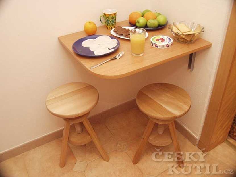 Sklopný stolek na snídani do malé kuchyně