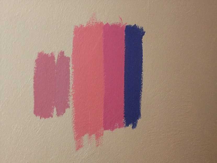 Zkouška barevnosti na stěně pokoje