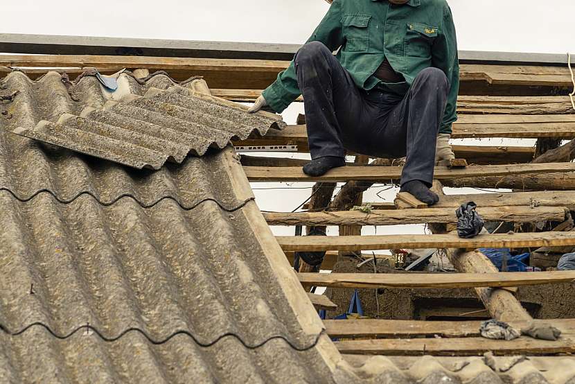 Renovace střechy je pořádná práce (Zdroj: Depositphotos (https://cz.depositphotos.com))