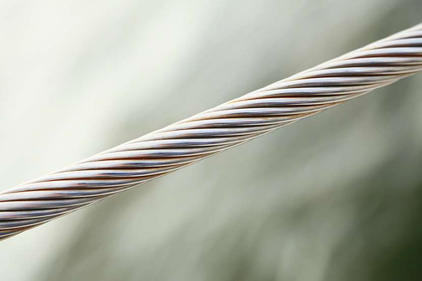 Používání kleští na ocelová lanka zvládne i úplný neumětel (Zdroj: Depositphotos (https://cz.depositphotos.com))
