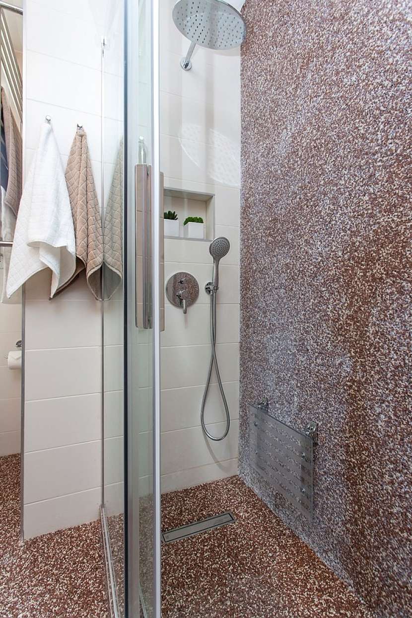 Sprchový kout s pohodlným sedátkem místo vany