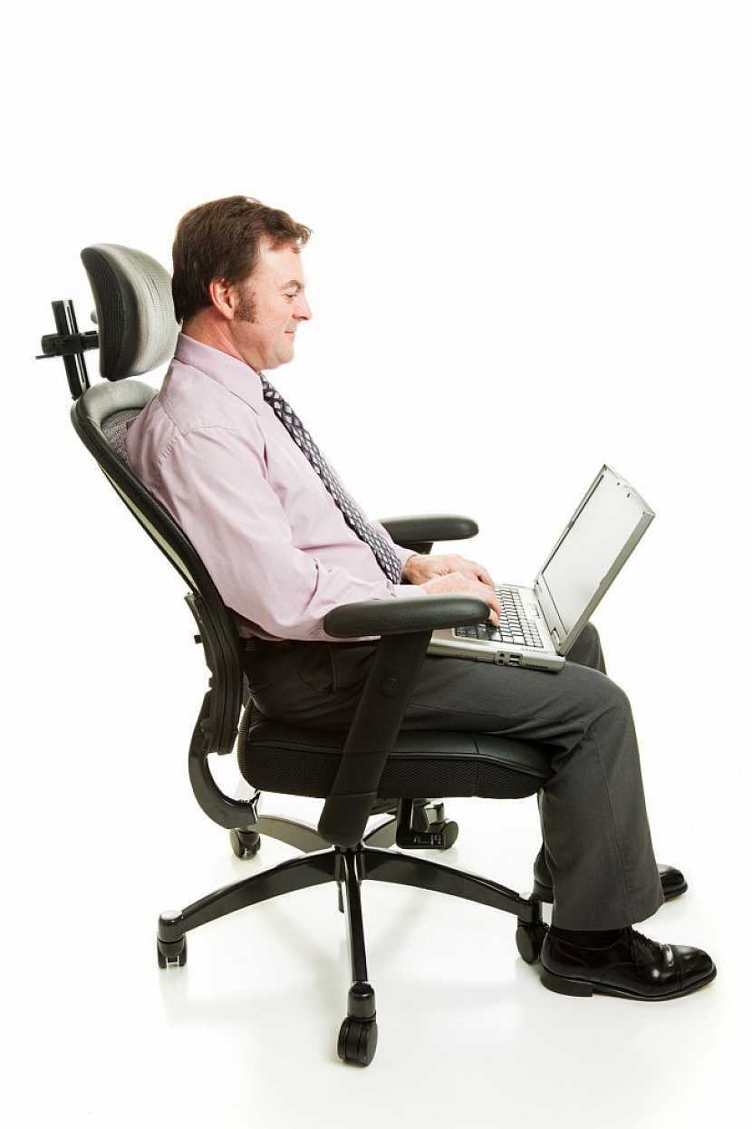 Vyberte si takovou pracovní židli, aby vás při sezení nebolela záda