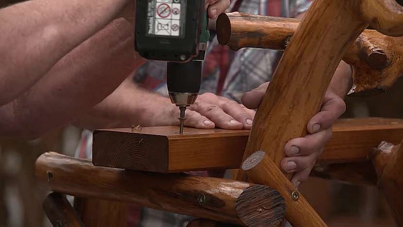 Montáž prken k dřevěné konstrukci