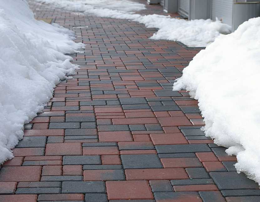 Úprava pochozích ploch v zimě, aneb solit, či nesolit betonovou dlažbu?