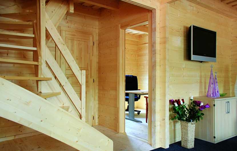 Dřevo v interiéru je velmi oblíbené a vhodné je i jako stavební matriál (Zdroj: Serafin Campestrini s.r.o.)