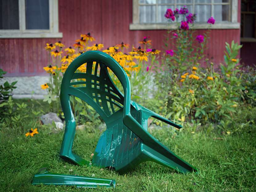 Opravou zahradního nábytku někdy jen zbytečně ztrácíte čas (Zdroj: Depositphotos (https://cz.depositphotos.com))