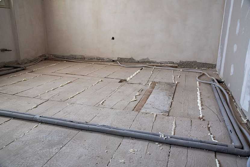Rekonstrukce podlahy ve starším domě může být jednoduchá