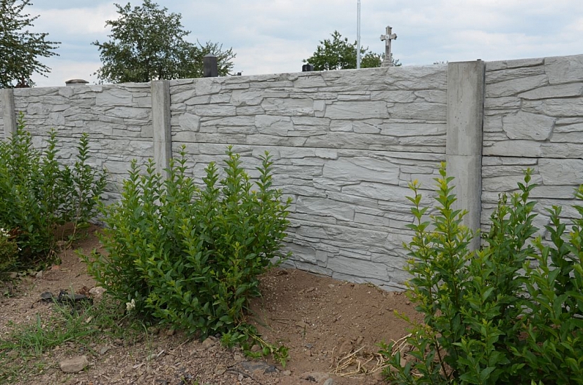 betonová zeď jako plot