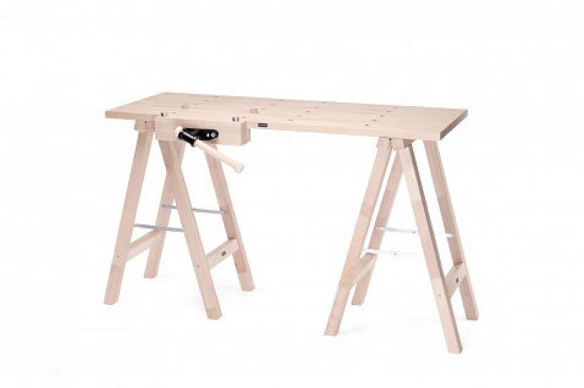 Pracovní stůl Flexible Friend je vybaven truhlářským svěrákem a dírami pro poděráky