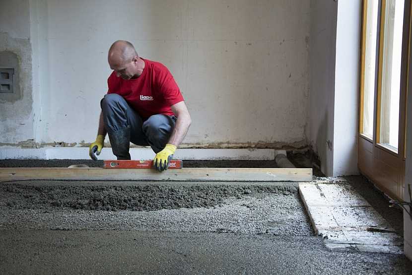 Realizace podkladu podlahy z lehkého betonu jde rychle od ruky.