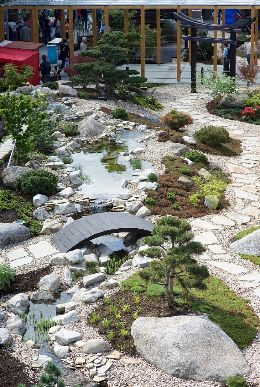 Japonská mokrá zahrada zahrnuje i vodní plochy.