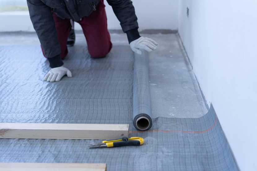 Při rekonstrukci podlahy ve starším domě je třeba dbát na dostatečná sanační opatření