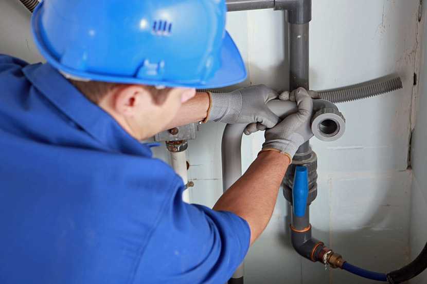 Montáž vnitřní kanalizace je dobré svěřit do rukou instalatérů