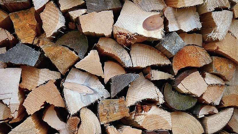 Pokud rádi řežete a štípete dřevo, můžete si již teď plánovat přípravu topení na zimu
