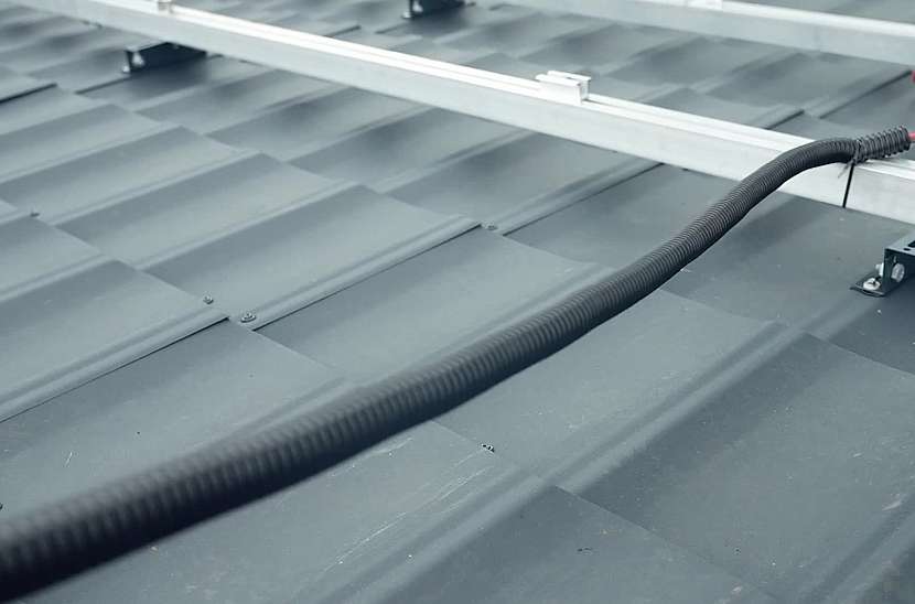 Kabely na střeše zaizolujte ochrannou plastovou trubicí