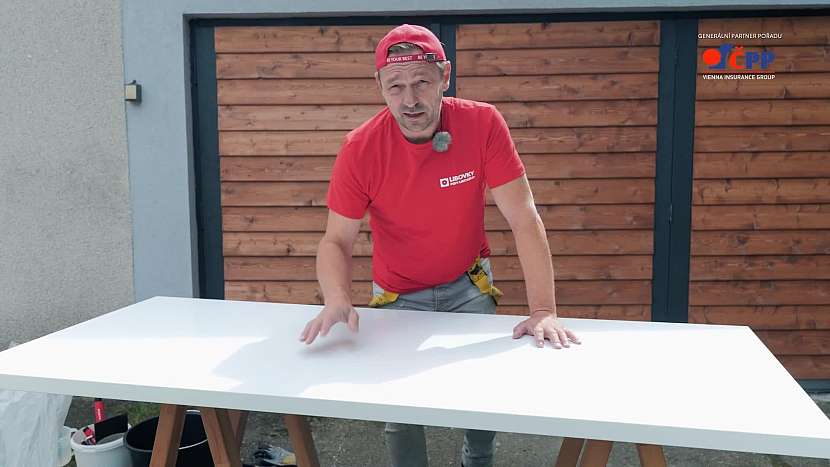 Základ stolu, na který přijde aplikovat betonová stěrka, musí být rovný a soudržný. Hodí se třeba část staré kuchyňské linky