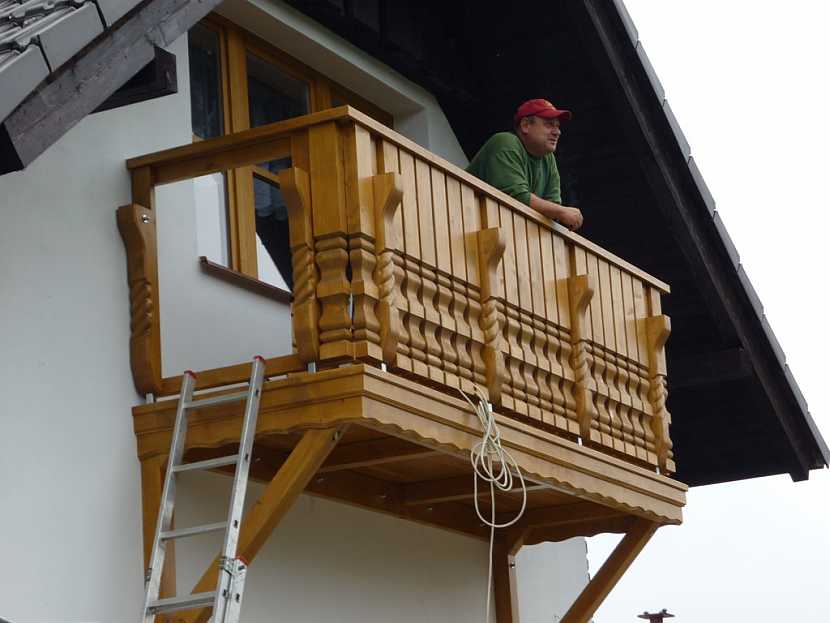 Montáž balkonu s vyřezávanými sloupky