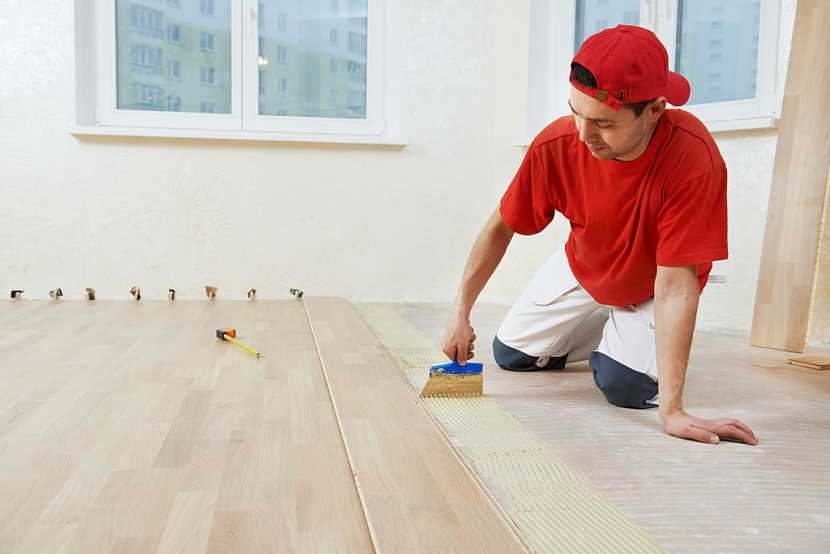 Dřevěné podlahy se doporučují přilepit