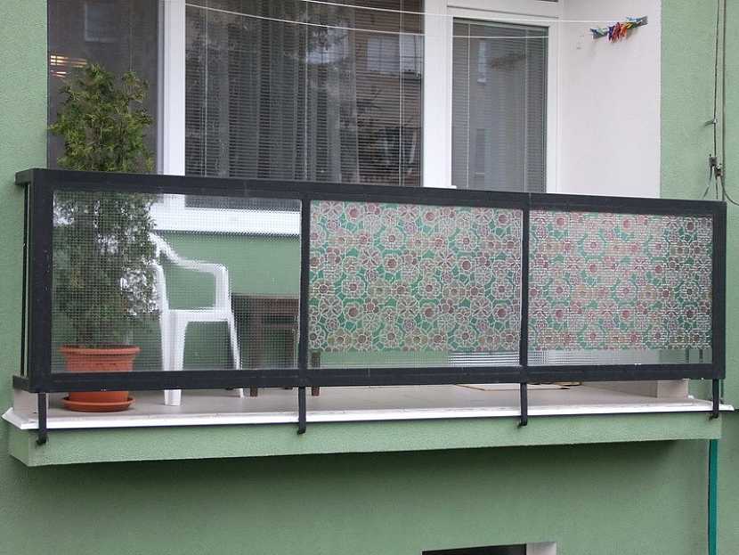 Balkonové soukromí s tapetou d-c-fix