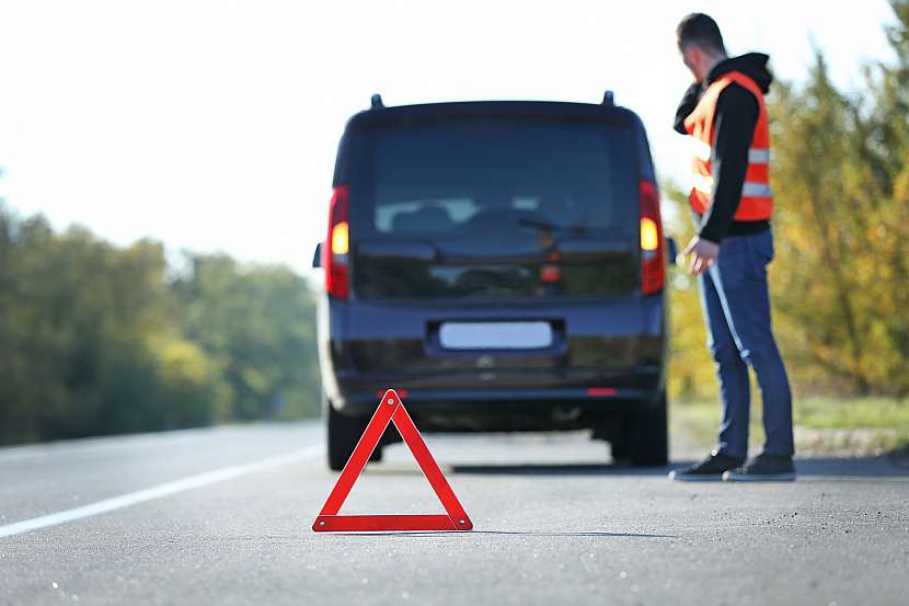 Při zajištění místa nehody myslete nejen na autopojištění, ale i na bezpečnost. Výstražný trojúhelník nebo reflexní vesty jsou nutnost